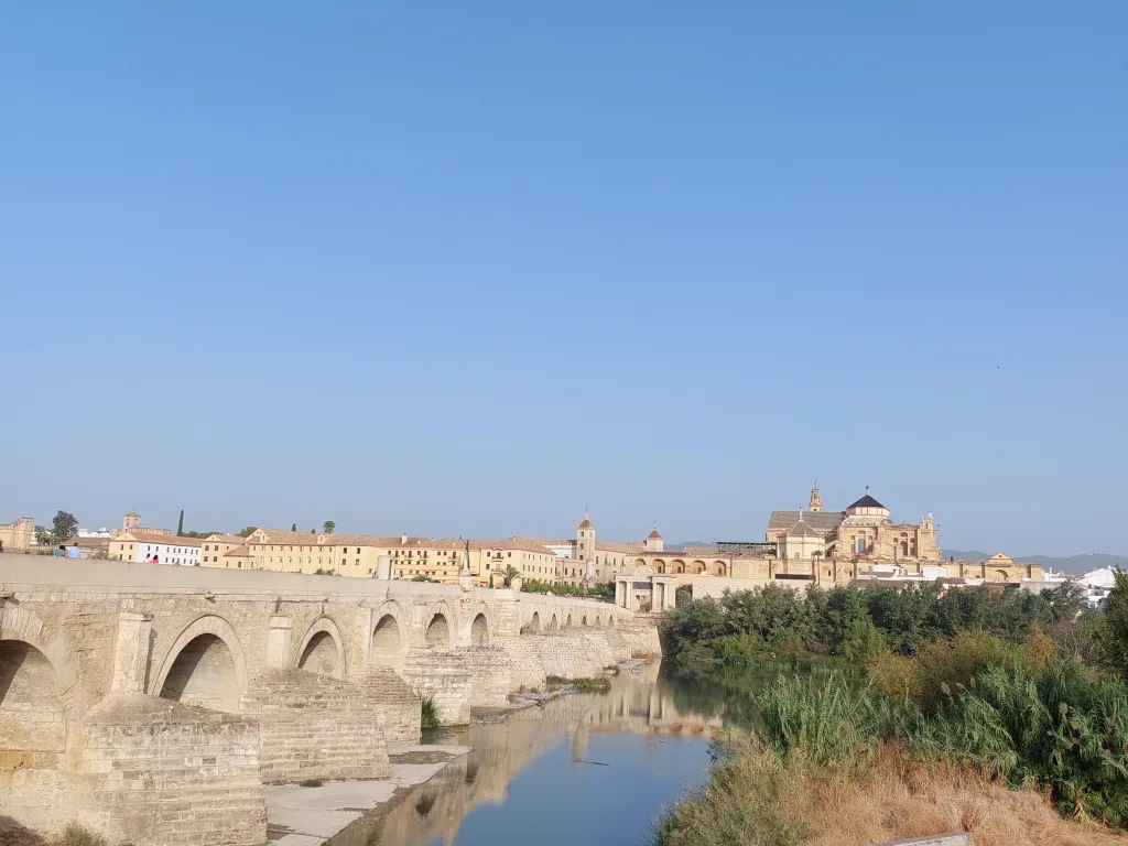 Die Römerbrücke von Córdoba über den Guadalquivir, dahinter die Mezquita.